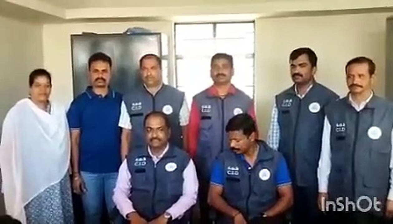 हाथी दांत से बनी कलाकृतियां बेचने की कोशिश करते...