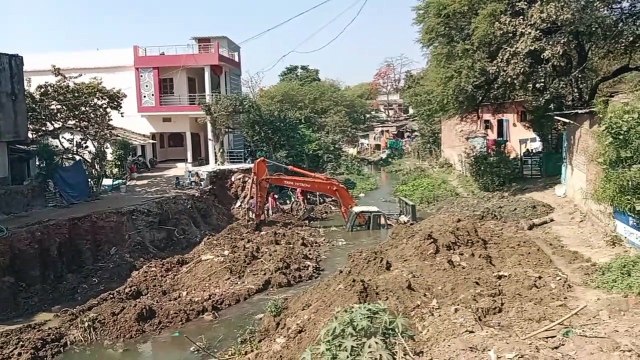 खुदाई कर रही पोकलेन नाले में धंसी, दिनभर की मशक्कत के बाद भी नहीं निकली