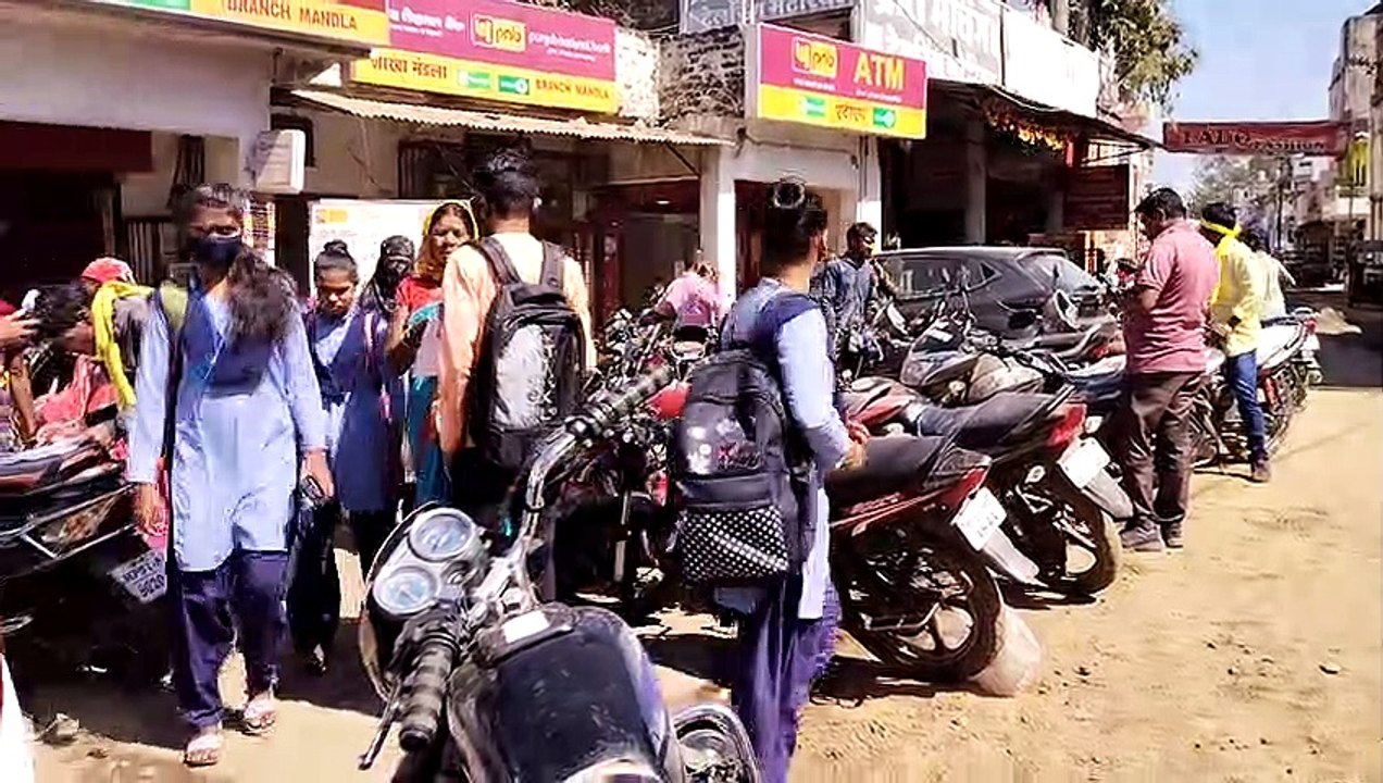 बैंक के सामने वाहनों की अव्यवस्थित पार्किंग से जाम की स्थिति