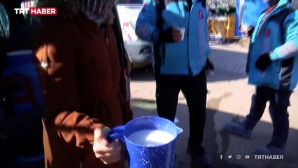Deprem bölgesinde her sabah sıcak süt dağıtıyor