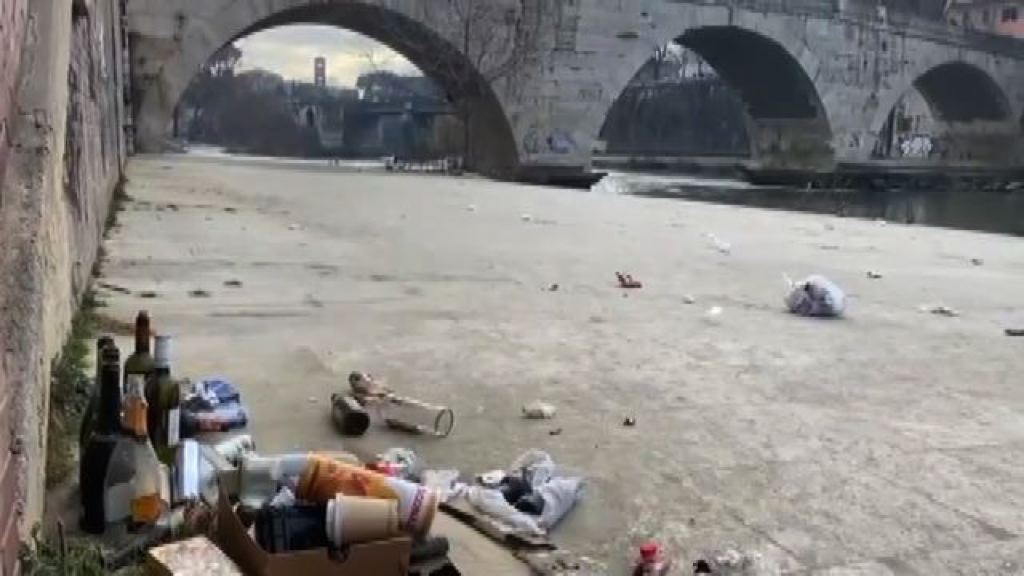 Video Roma, il degrado dei rifiuti all'Isola Tiberina prima del weekend