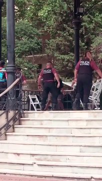 Policías detienen a sillazos a un hombre en CABA