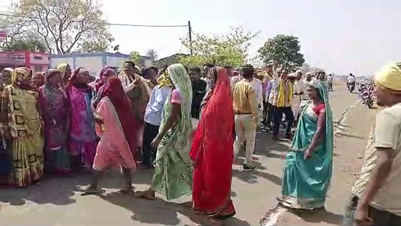 ग्राम उमरिया में विधायक राकेश पाल वापस जाओ का ग...