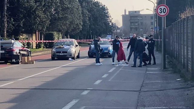 Carugate, rissa a coltellate davanti al cimitero