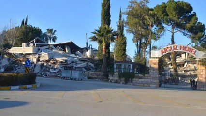 Hatay Arsuz'da deniz kıyısındaki otel de enkaza döndü