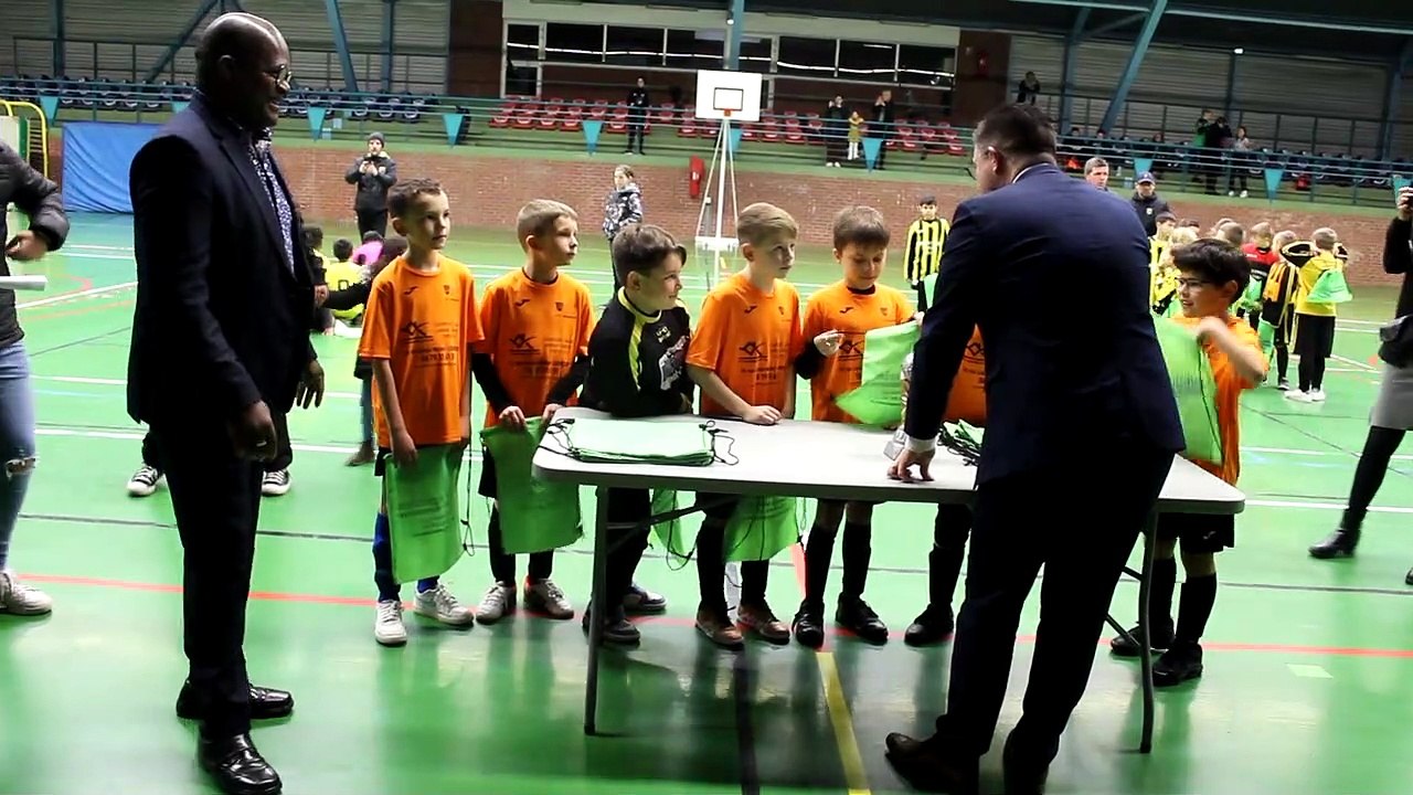 Remise de la coupe à l'équipe de Masny, victori...