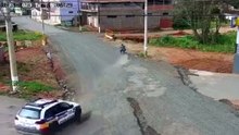 Motociclista faz curva “todo de lado”