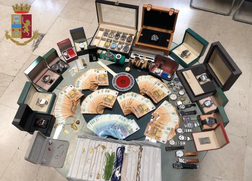 Furti in abitazione, Polizia arresta due ricettatori e recupera refurtiva per 400mila euro (17.02.23)