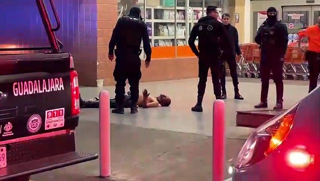 Policías rescataron a un hombre que se quedó atrapado en un anuncio luminoso