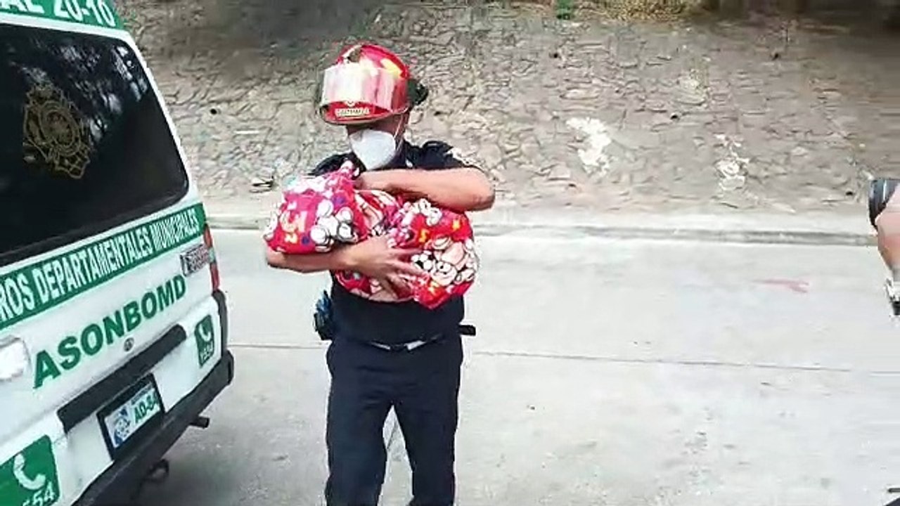 Abandonan a recién nacida aún con el cordón umb...