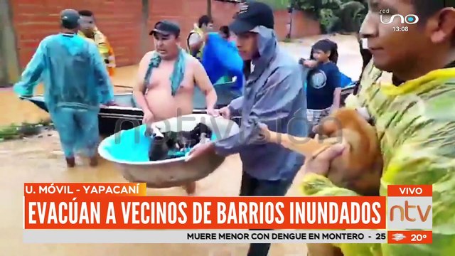 Vecinos son evacuados en lancha a consecuencia de las intensas lluvias en el municipio de Yapacaní