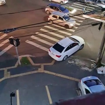 Carro sobe na calçada e atropela pedestre de propósito em Goiás