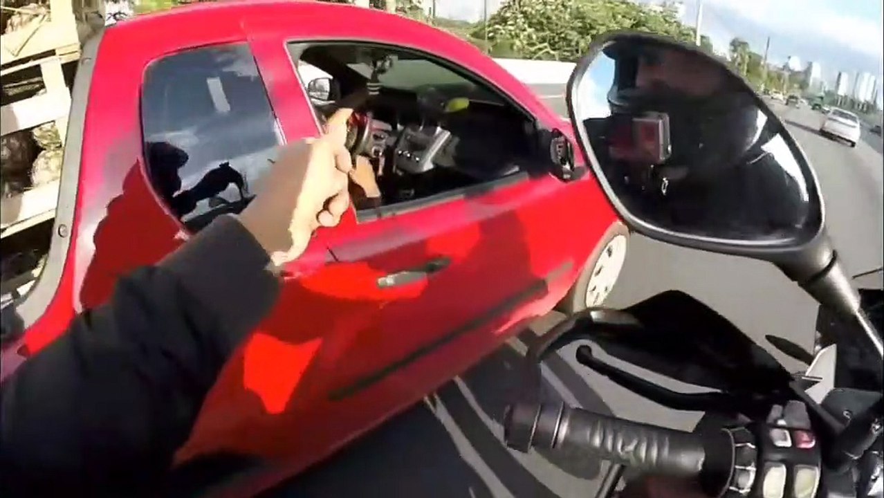 Motociclista compra fruta em plena autoestrada