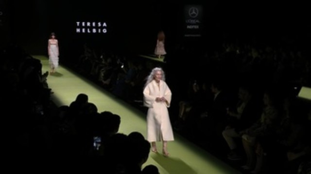 Teresa Helbig rinde homenaje a Ana Bolena en la pasarela madrileña