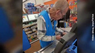 Anciano de 82 años que trabajaba como cajero en Walmart logró jubilarse luego de una donación