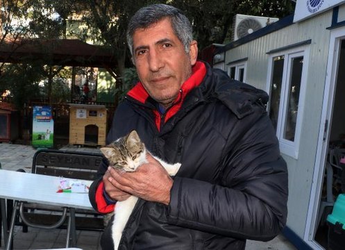 Enkazında onlarca kişinin can verdiği Hasan Alpargün Apartmanı'ndan 'Şanslı' kurtuldu