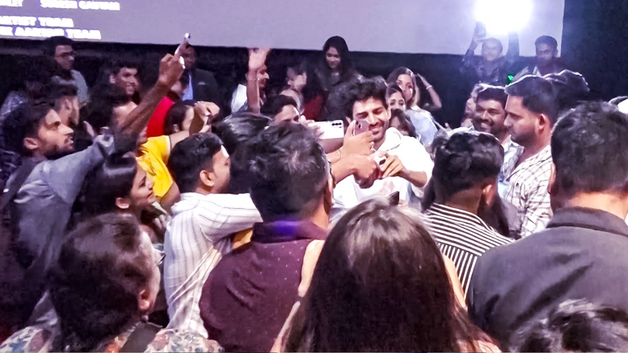 थिएटर में अचानक फैन्स के बीच जा पहुंचे कार्तिक आर्यन, अपने शहजादा को देख ख़ुशी से झूमे फैंस