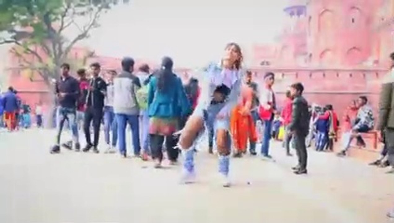 Jhoome_Jo_Pathaan_Song_-_Dance_In_Public_|_Pathaan_Public_Reaction_|_Shahrukh_K,_Deepika_|_Razmiya(240p)