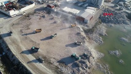 Hatay'da enkazlardan çıkan molozlar boşluk alana dökülüyor