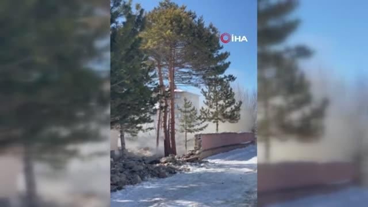 Depremde hasar alan caminin minaresi kontrollü olarak yıkıldı