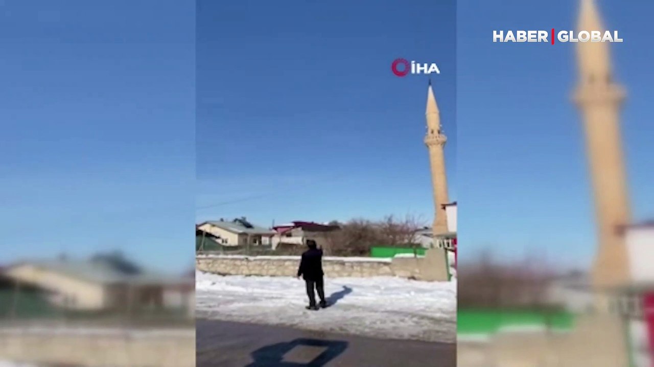 Depremde hasar oluşan caminin minaresi kontrollü olarak yıkıldı