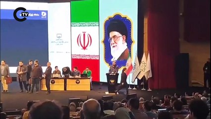 İranlı kadın yüzlerce kişinin önünde başörtüsünü fırlattı