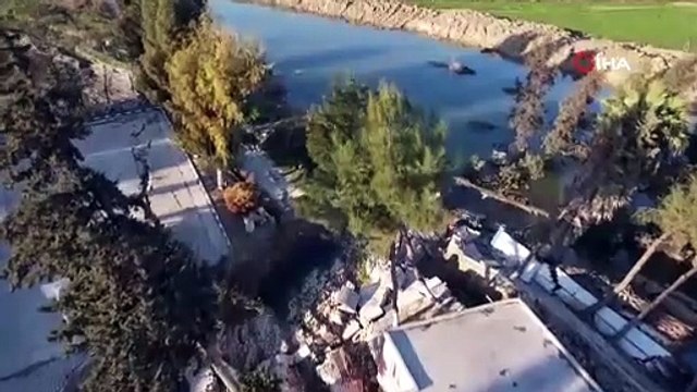 Hatay'da fay hattının geçtiği köy ikiye bölündü, evler yerin dibine 3 metre düştü