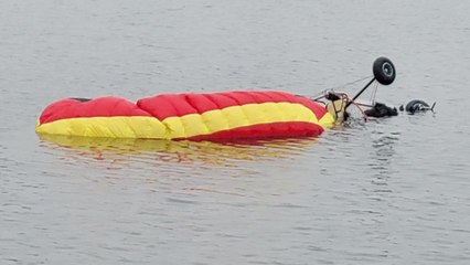 경북 영천 금호강에 패러글라이더 추락...1명 심정지 / YTN