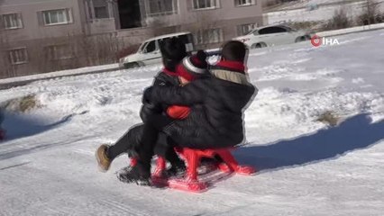 Vanlı çocuklar kayak yapmanın tadını çıkardı