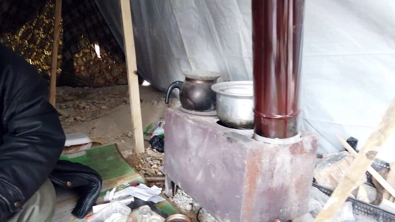 Unendliche Trauer nach dem Beben: Mann zeltet an Todesstätte seiner Frau