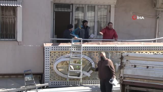 Depremzedeler canlarını riske atarak evlerinden eşyalarını alıyor