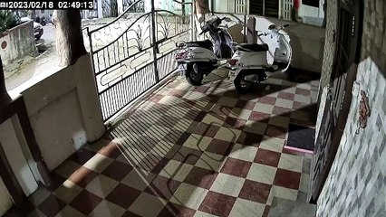 जबलपुर कांग्रेस नेता की कार में लगी आग, CCTV में कैद - देखें वीडियो