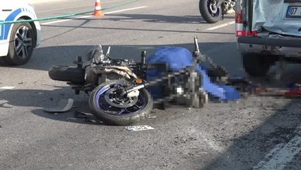 KAMYONETE ÇARPAN MOTOSİKLET SÜRÜCÜSÜ FECİ ŞEKİLDE CAN VERDİ