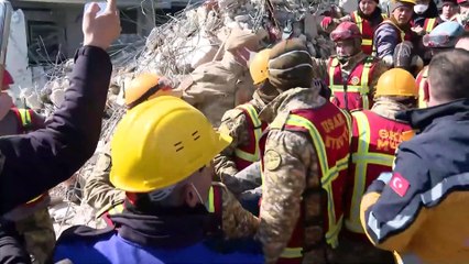 Hatay'da depremin 296. saatinde 3 kişi sağ çıkartıldı!