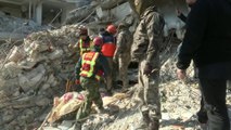 فريق من قيرغيزستان أشرف على إنقاذ 3 أشخاص من بينهم طفل بعد 13 يوما من الزلزال في هطاي