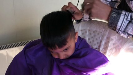 Van'dan kente gelerek seyyar salon kuran gönüllüler, depremzedelerin kişisel bakımlarına yardımcı oluyor