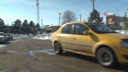 Sivaslı bazı taksiciler araçlarına binen depremzedelere ücretsiz hizmet veriyorlar