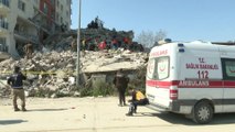 صور مباشرة لعمليات الإنقاذ والبحث عن ناجين في ولاية هطاي التركية