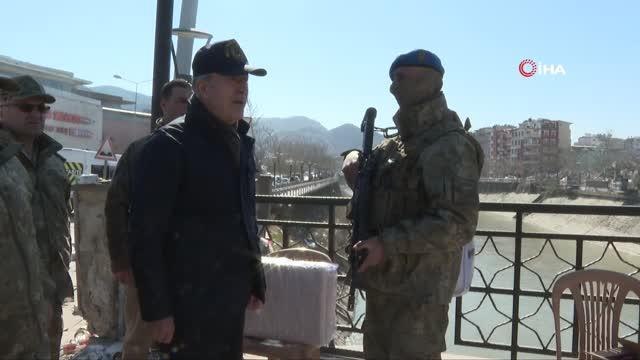 Bakan Akar, Antakya'da Mehmetçiğin çadır kurma ve güvenlik faaliyetlerini denetledi