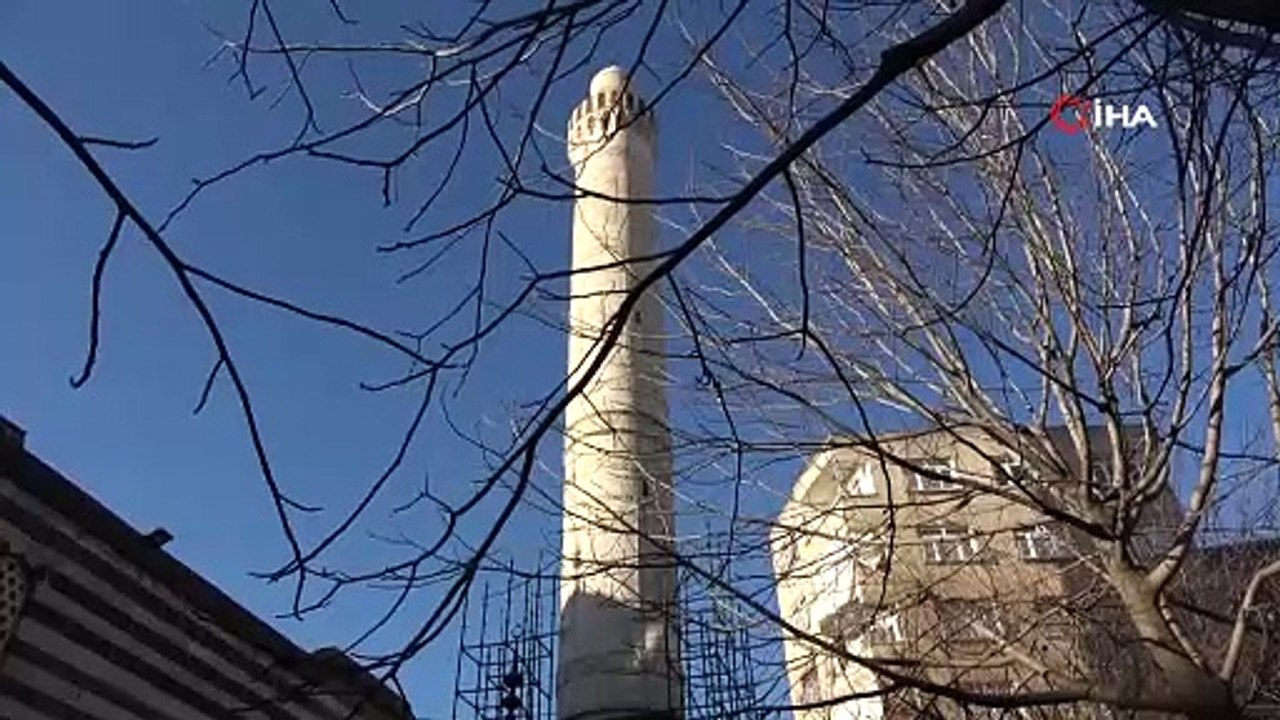 Diyarbakır’da 5 asırlık Parlı Sefa camisinin minaresi depremden zarar gördü