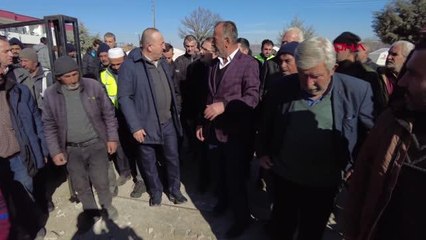 Bakan Çavuşoğlu, Çakırhöyük ve Konuklu köylerinde depremzedelerle biraraya geldi