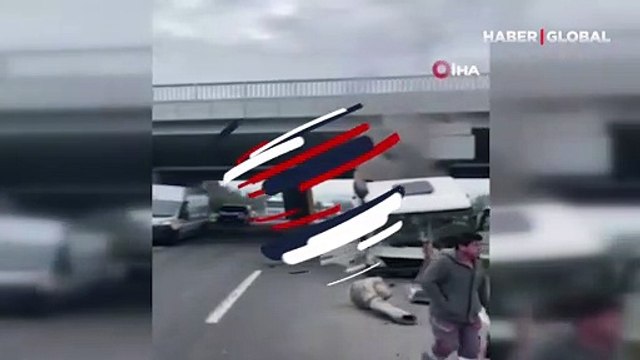 Görüntüler Milas-Bodrum karayolunda kaydedildi! Dorse köprüde kaldı, kamyon metreler sonra durabildi