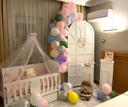 Buse'yi kucağına alan depremzede anneye bebek odası sürprizi