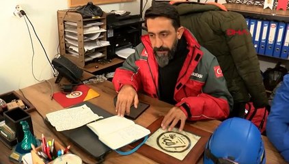 Depremde ölen babanın, kızının defterine yazdığı not ağlattı