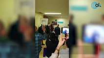 Sánchez encuentra protestas hasta en los pasillos de los hospitales de Lambán en un acto cerrado