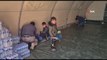 Depremzede minikler çadır kuran asker abilerine yardım etti