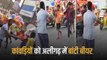 Video: कांवड़ियों को Aligarh में युवक ने बांटी बीयर, पुलिस गिरफ्त में आने के बाद बताई ये वजह