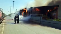 SURAT VIDEO/ बीआरटीएस बस स्टॉप में लगी भीषण आग, जनहानि नहीं