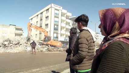 ظنّه آخر موعد له في هذه الدنيا... صبيّ تركيّ يوثّق لحظة الزلزال المدمر ويسأل ربه العفو والمغفرة