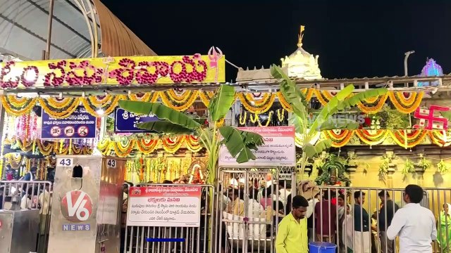 Teenmaar Chandravva Interaction With Priest About Vemulawada Temple History | V6 News